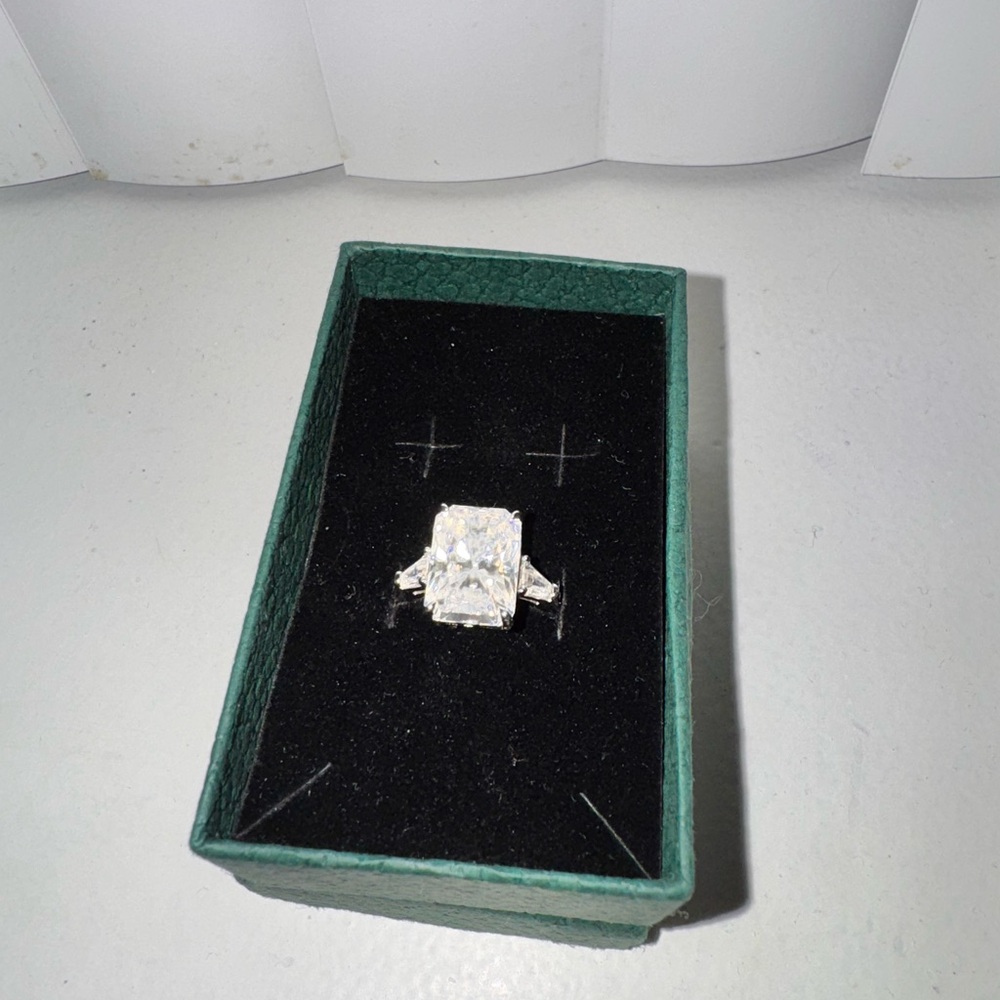 Elegant Engagement Ring 10Ct